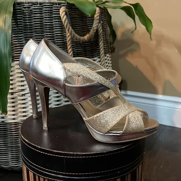 “Gold” sandals / Size 8.5 - Picture 3 of 11